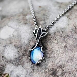 NEW Elegant Moonstone Floral Pendant Necklace in Silver and Blue